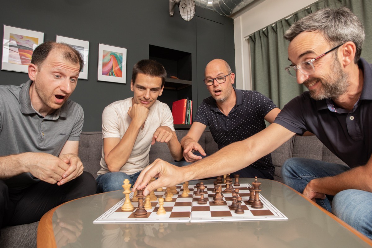 L'équipe du club autour d'un échiquier